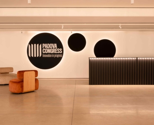 Pannello Melodia a parete custom con stampa e luce indiretta - hall - Padova Congress Fiera