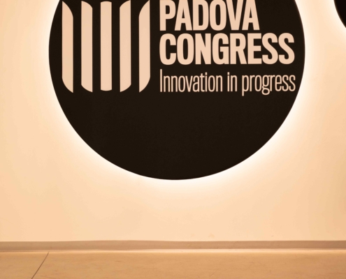 Pannello Melodia a parete custom con stampa e luce indiretta - hall - Padova Congress Fiera(1)