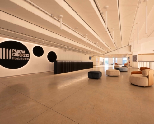 Pannello Melodia a parete custom con stampa e luce indiretta - hall - Padova Congress Fiera(2)